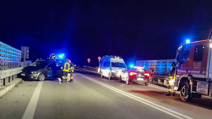 Nuoro. Perdono il controllo dell’auto e si schiantano sul guard rail: tre feriti al San Francesco