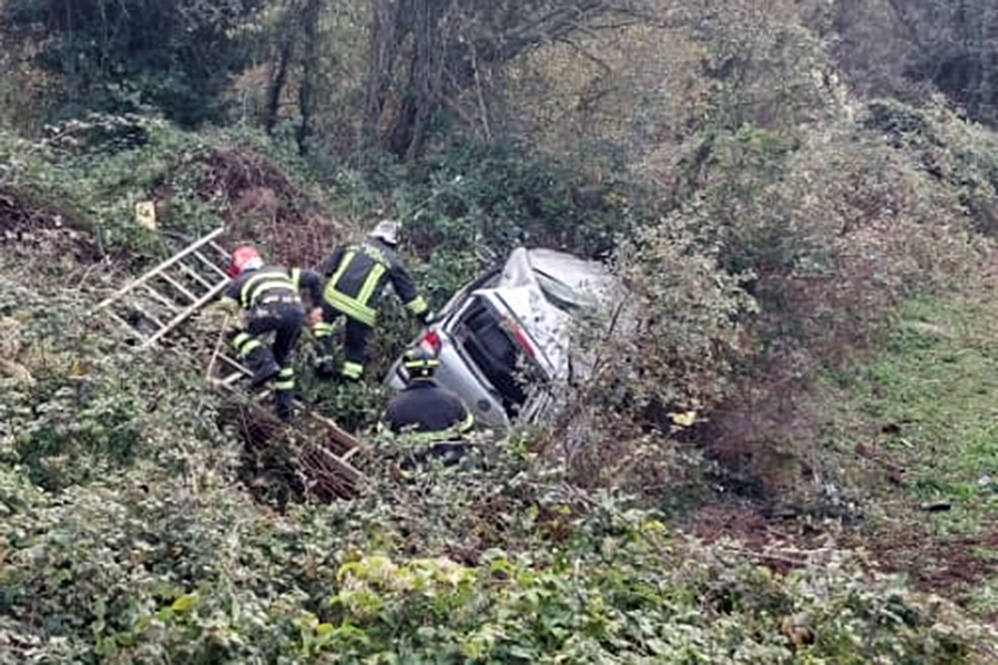 Perde il controllo dell’auto e si ribalta nel terreno adiacente: ferito gravemente il giovane alla guida