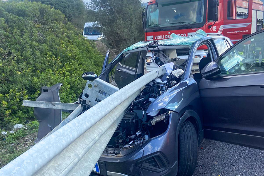 Ennesima tragedia sfiorata sulla 131: grave ma viva per miracolo nell’auto infilzata dal guard rail