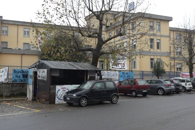 L'ospedale San Camillo tappezzato di striscioni