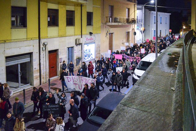 Nuoro, manifestazione contro la violenza di genere (foto Nieddu)