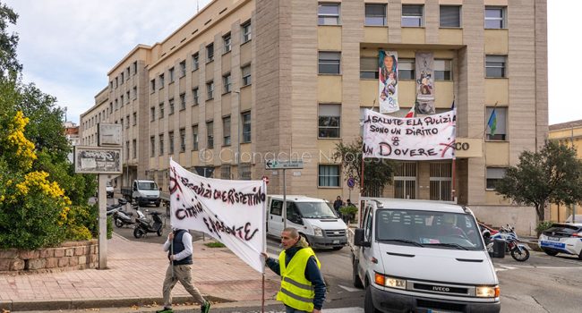 Nuoro. Edili in piazza (foto S.Novellu)