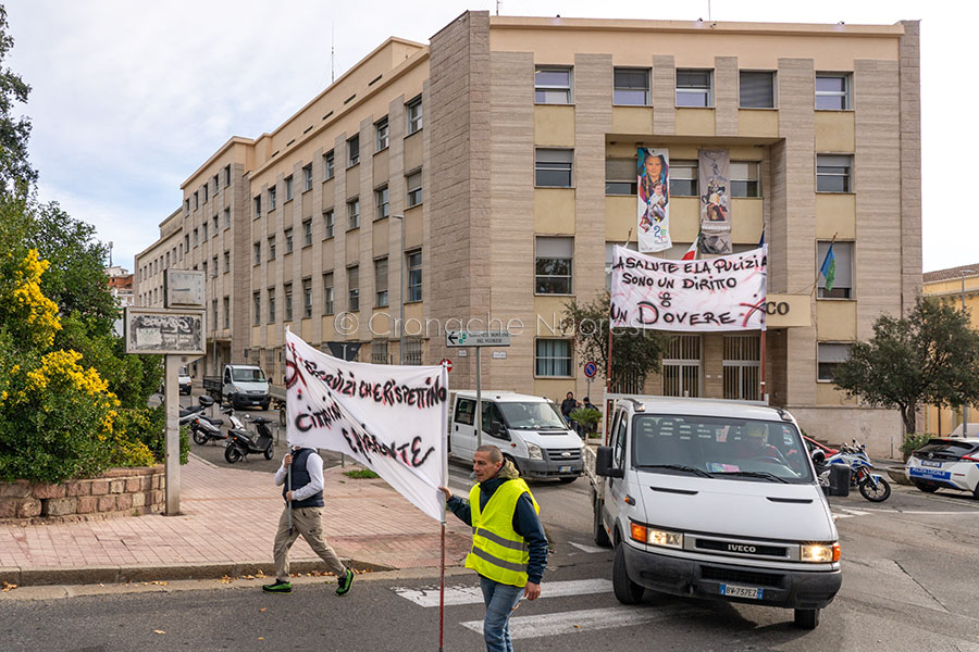 Nuoro. Edili in piazza: troppe promesse vogliamo subito la nuova discarica – VIDEO