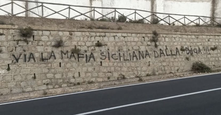 Si riaccendono i riflettori sulla diga di Cumbidanovu: scritte d’accusa su infiltrazioni mafiose