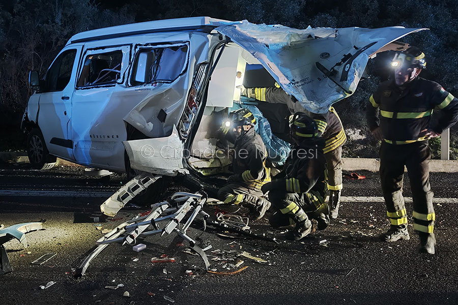 Scontro tra due moto, tre auto e un camper sulla 131 DCN: 11 persone coinvolti, tra cui alcuni bimbi