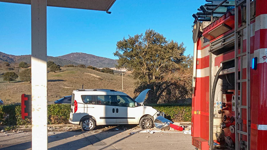 Paura sulla SS 129: perdono il controllo dell’auto e si schiantano su un muro di un distributore: famiglia in ospedale