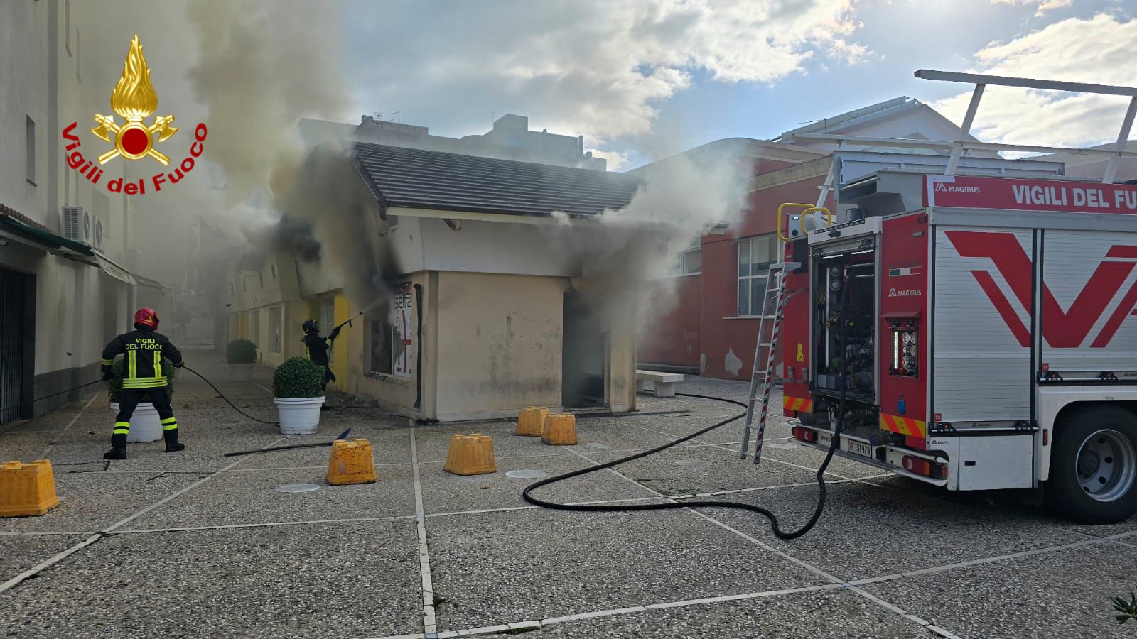 Nuoro, incendio in piazza Mameli: danneggiato il distributore automatico