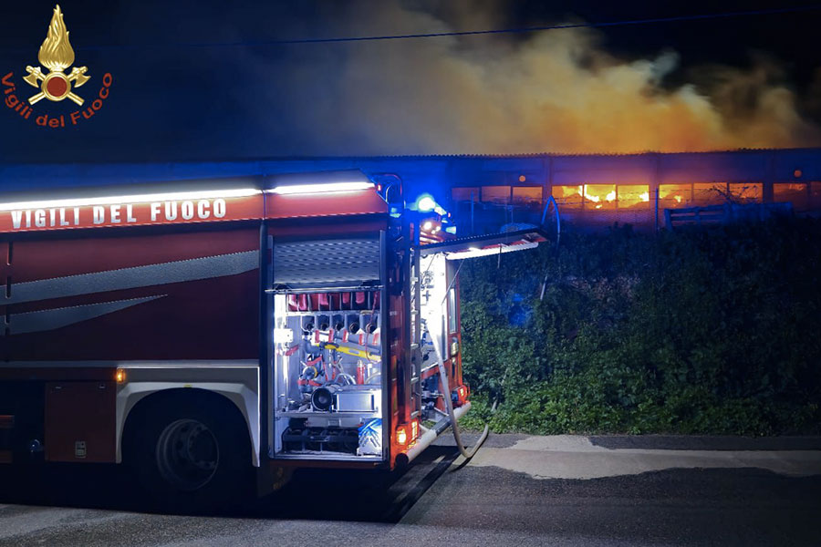 Allarme incendi a Siniscola. Dopo le auto a fuoco un fienile: indagini in corso – VIDEO