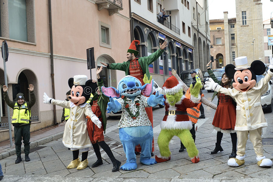 Nuoro, tempo permettendo, si accende a festa: tra mercatini, spettacoli e parate Disney, il Natale in città è un successo