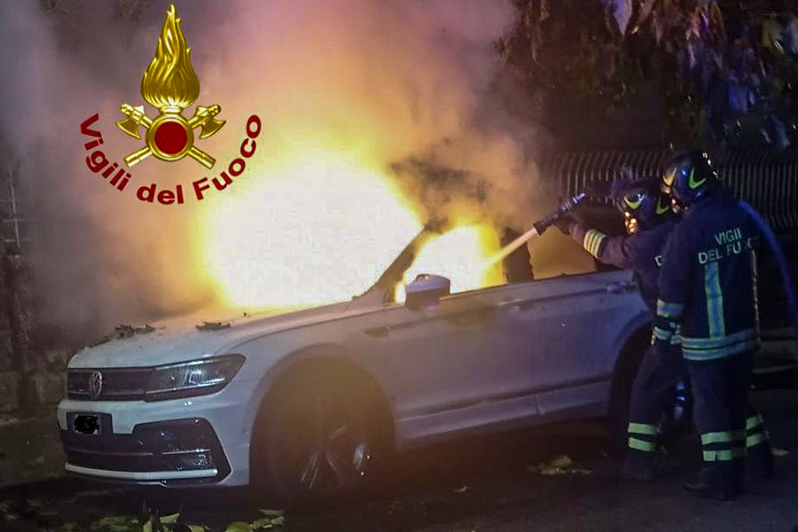 Notte di fuoco a Nuoro e provincia: incendiate sette autovetture