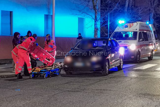 I soccorsi all'uomo investito in via Martiri della Liberta' (foto S.Novellu)