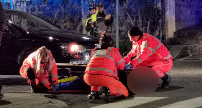 I soccorsi all'uomo investito in via Martiri della Liberta' (foto S.Novellu)