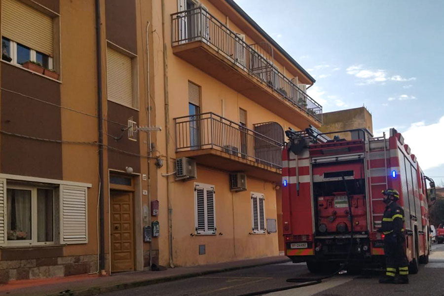 Abitazione a fuoco a Bosa. Evacuate anche le case adiacenti