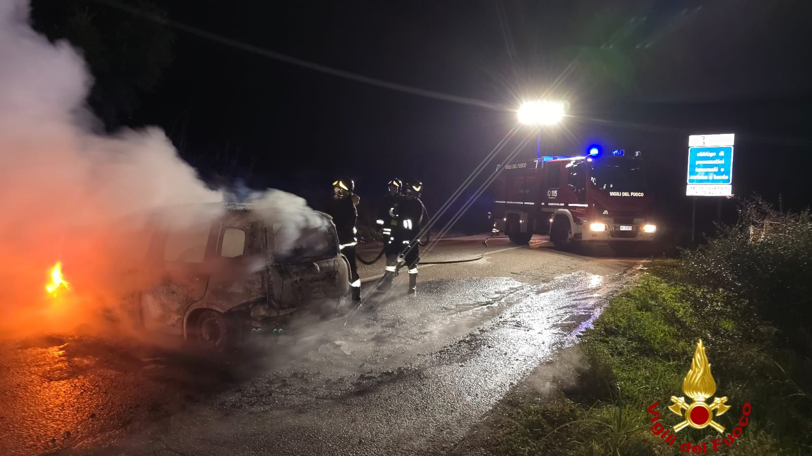 Nuoro. Attentato incendiario nella notte: distrutta una Fiat Panda