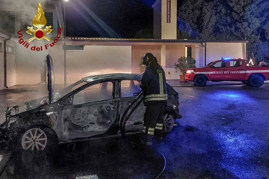 Attentato intimidatorio a Orosei: auto data alle fiamme nella notte a Sos Alinos