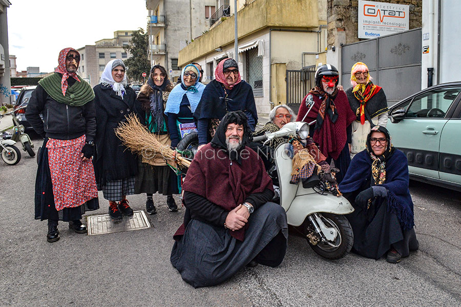 Nuoro. Le Befane in Lambretta promuovono la “Calza della solidarietà”