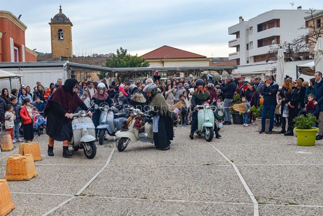 Nuoro, Befana in Lambretta (foto Nieddu)