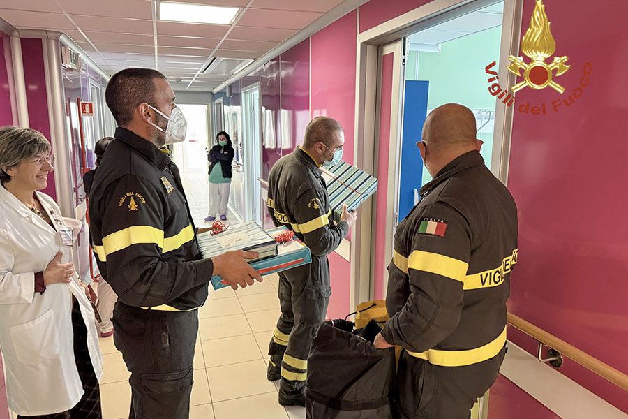 Nuoro. La Befana dei Vigili del Fuoco: un raggio di sole all’Ospedale San Francesco di Nuoro